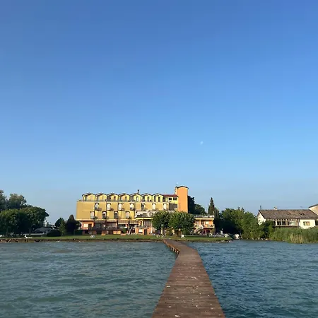 Apartment La Perla Del Garda - Exclusive & Pool Waterfront Peschiera del Garda